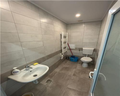 Spatiu comercial de închiriat – ideal pentru birouri, complet renovat