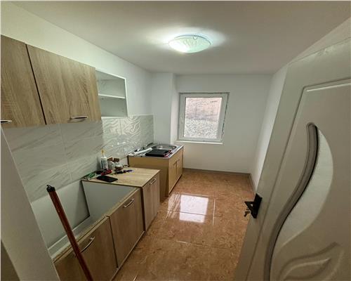 Apartament 2 camere de închiriat pe strada Alunisului, recent renovat, nemobilat