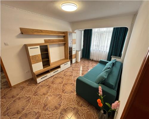 Apartament 2 camere renovat, mobilat si utilat, zona Vest, etaj 3