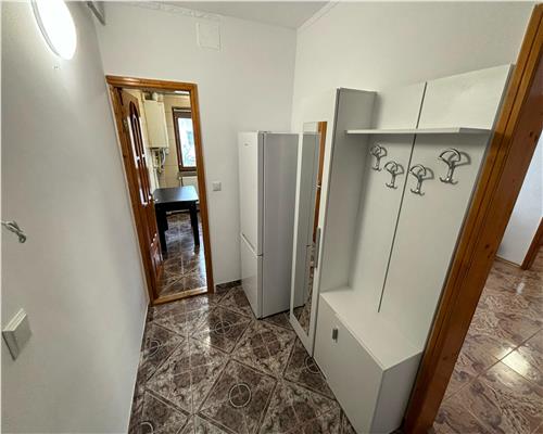 Apartament 2 camere renovat, mobilat si utilat, zona Vest, etaj 3