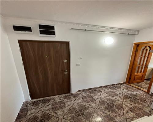 Apartament 2 camere renovat, mobilat si utilat, zona Vest, etaj 3