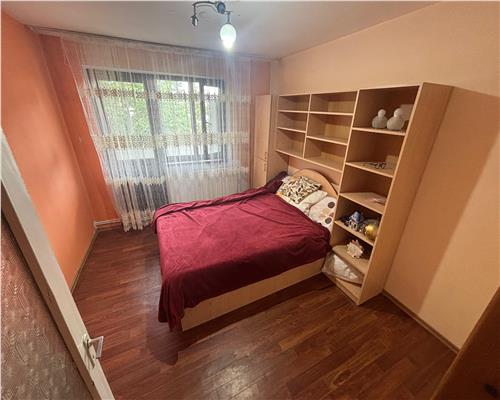 Apartament 3 camere, 71 mp, central, bloc cu lift nou, mobilat