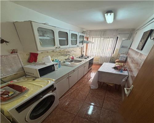 Apartament 3 camere, 71 mp, central, bloc cu lift nou, mobilat
