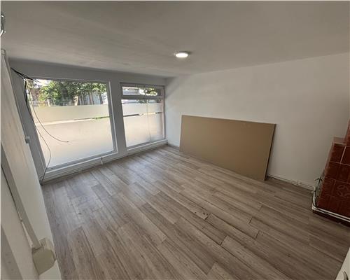 Spatiu 2 camere, 60 mp, zona Spital – ideal birou, salon, cabinet