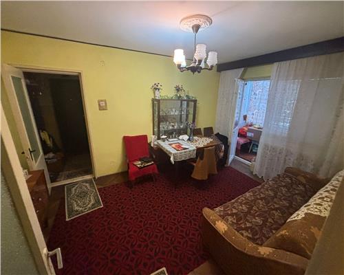Apartament 2 camere, etaj 2, gaze pe scara, necesita renovare