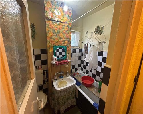 Apartament 2 camere, etaj 2, gaze pe scara, necesita renovare