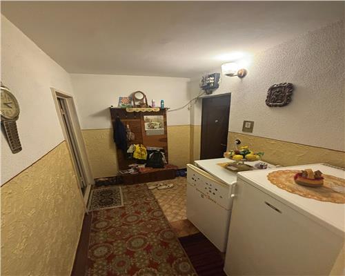 Apartament 2 camere, etaj 2, gaze pe scara, necesita renovare