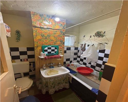 Apartament 2 camere, etaj 2, gaze pe scara, necesita renovare