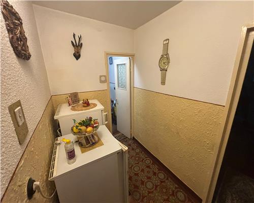 Apartament 2 camere, etaj 2, gaze pe scara, necesita renovare