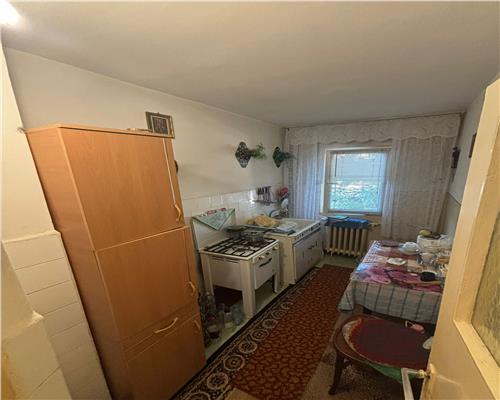Apartament 2 camere, etaj 2, gaze pe scara, necesita renovare