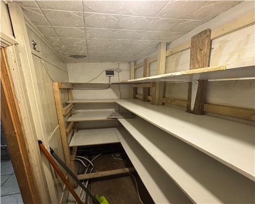 Spatiu comercial 38 mp, parter, vitrina mare, zona Vest, trafic pietonal