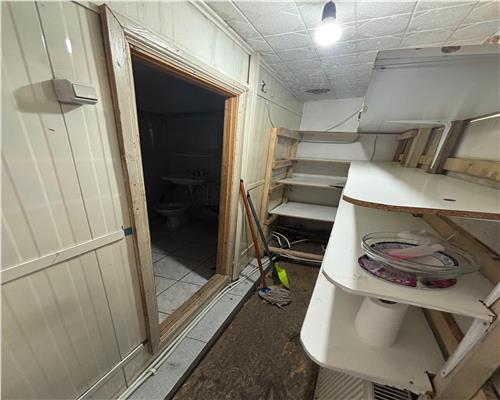 Spatiu comercial 38 mp, parter, vitrina mare, zona Vest, trafic pietonal