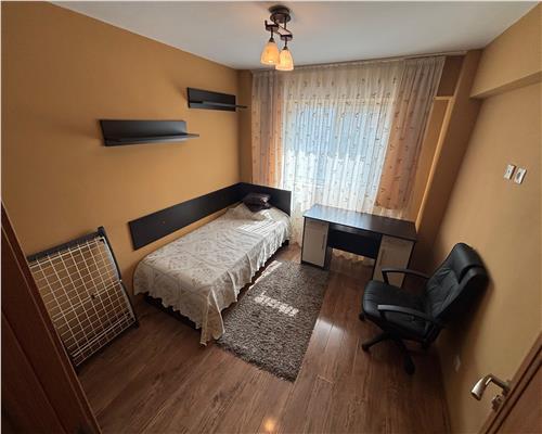 Apartament 3 camere, 72 mp, renovat, mobilat, etaj 3 – zona pelican