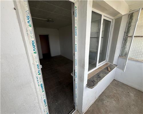 Apartament 2 camere zona Vest, gaze pe scara, pret bun!