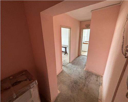 Apartament 2 camere zona Vest, gaze pe scara, pret bun!