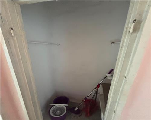 Apartament 2 camere zona Vest, gaze pe scara, pret bun!
