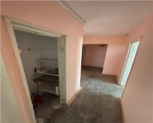 Apartament 2 camere zona Vest, gaze pe scara, pret bun!