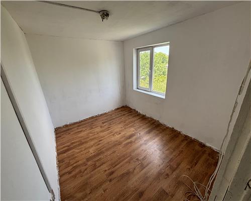 Apartament 2 camere zona Vest, gaze pe scara, pret bun!