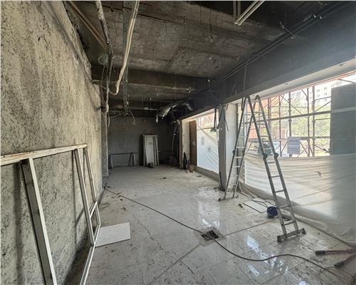 Spatiu ultracentral de închiriat – vitrina mare, fost Vodafone