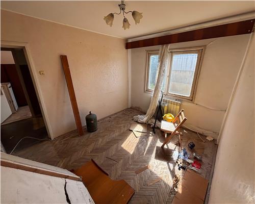 Apartament 3 camere, 42 mp, etaj 3 – ideal locuit sau investitie, Alunisului
