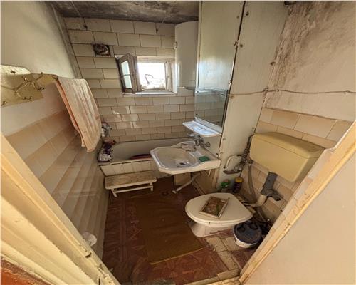 Apartament 3 camere, 42 mp, etaj 3 – ideal locuit sau investitie, Alunisului