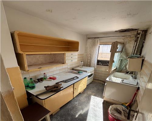 Apartament 3 camere, 42 mp, etaj 3 – ideal locuit sau investitie, Alunisului