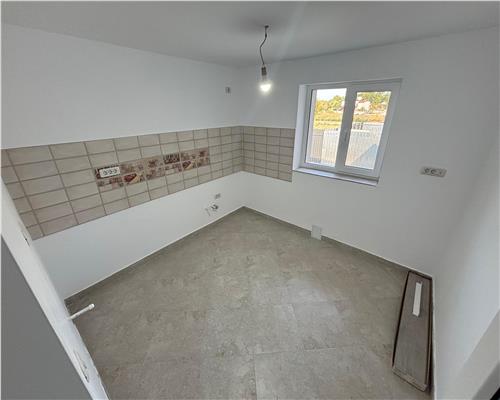 Teren 528 mp cu casa, utilitati si vedere panoramica la balta