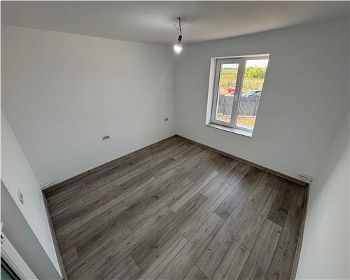 Teren 528 mp cu casa, utilitati si vedere panoramica la balta