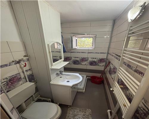 De vânzare apartament 3 camere renovat Etaj 1