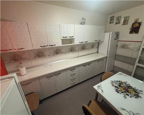 De vânzare apartament 3 camere renovat Etaj 1