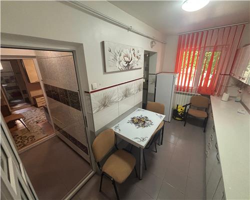 De vânzare apartament 3 camere renovat Etaj 1