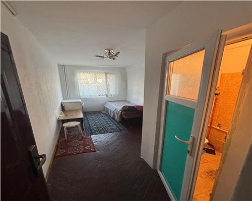 Garsoniera 11 mp renovata, cartier Vest, etaj 2