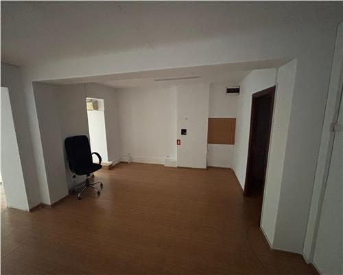Spatiu comercial 78 mp ultracentral, vitrina mare si vad stradal
