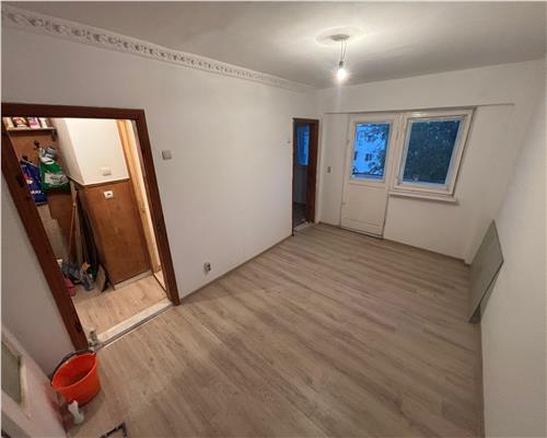 Garsoniera 27 mp, renovata recent, cartier Dalas