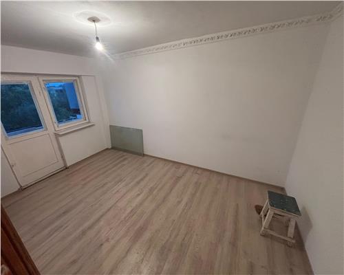 Garsoniera 27 mp, renovata recent, cartier Dalas