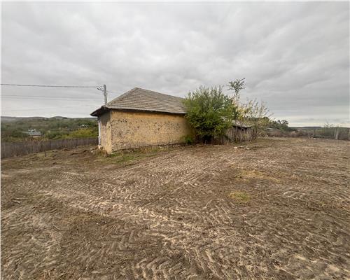 Teren 3.800 mp cu casa batrâneasca si vedere superba la balta
