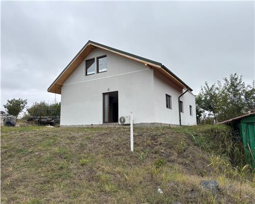 Casa de vacanta noua cu iesire si vedere superba la lac