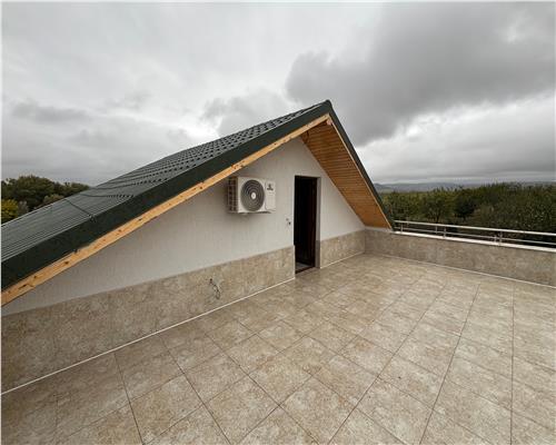 Casa de vacanta noua cu iesire si vedere superba la lac