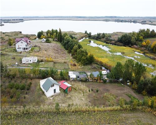Casa de vacanta noua cu iesire si vedere superba la lac