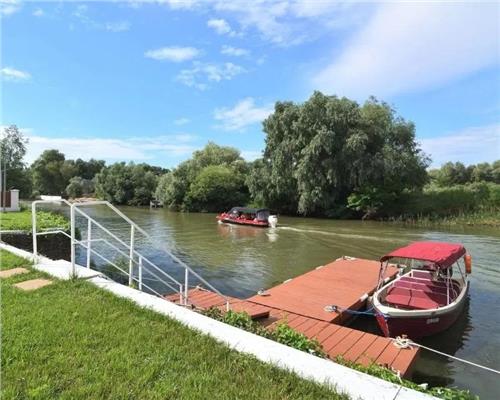 Pensiune moderna in Delta Dunarii, ponton si iaz privat pentru turism