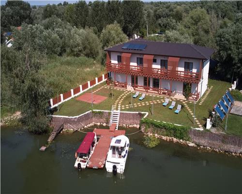 Pensiune moderna in Delta Dunarii, ponton si iaz privat pentru turism
