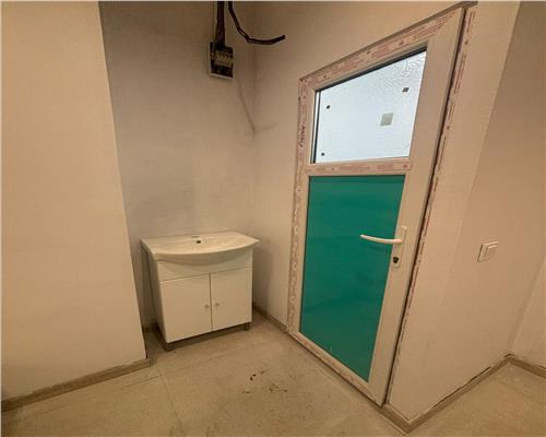 Spatiu de închiriat – Ultracentral, parter, vitrina mare, trafic intens