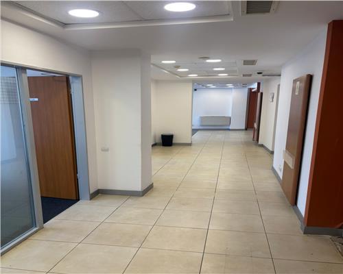 Spatiu comercial ultracentral, 200 mp, vitrina mare – ideal clinica/showroom