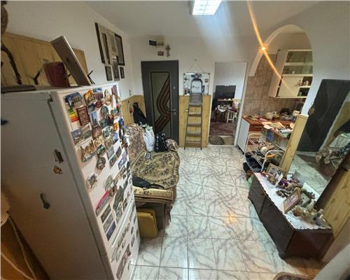 Apartament 2 camere decomandat 61 mp parter zona Sabinelor gaze pe scara