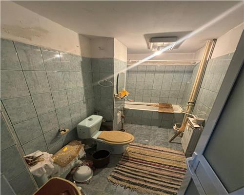 Apartament 2 camere decomandat 61 mp parter zona Sabinelor gaze pe scara