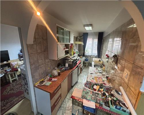 Apartament 2 camere decomandat 61 mp parter zona Sabinelor gaze pe scara
