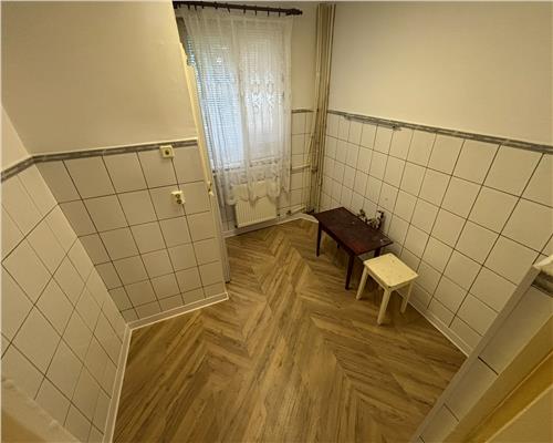 Apartament 3 camere renovat, etaj 2, 62 mp/ Zona Taxe si Impozite
