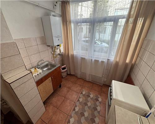 Apartament 2 camere decomandat, Vest, etaj 1, mobilat