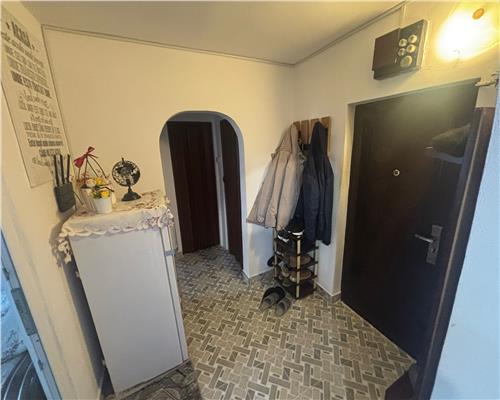 Ap. 4 camere Vest, etaj 2, mobilat, centrala pe gaz, 67 mp