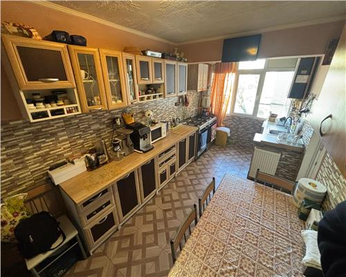 Ap. 4 camere Vest, etaj 2, mobilat, centrala pe gaz, 67 mp